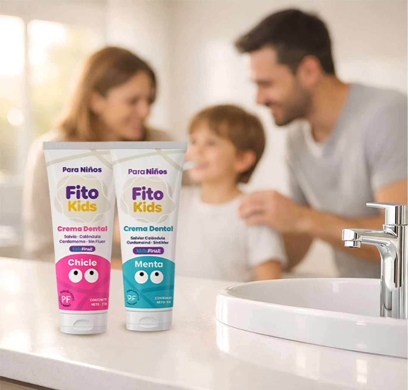 Familia cepillándose con Fito Kids