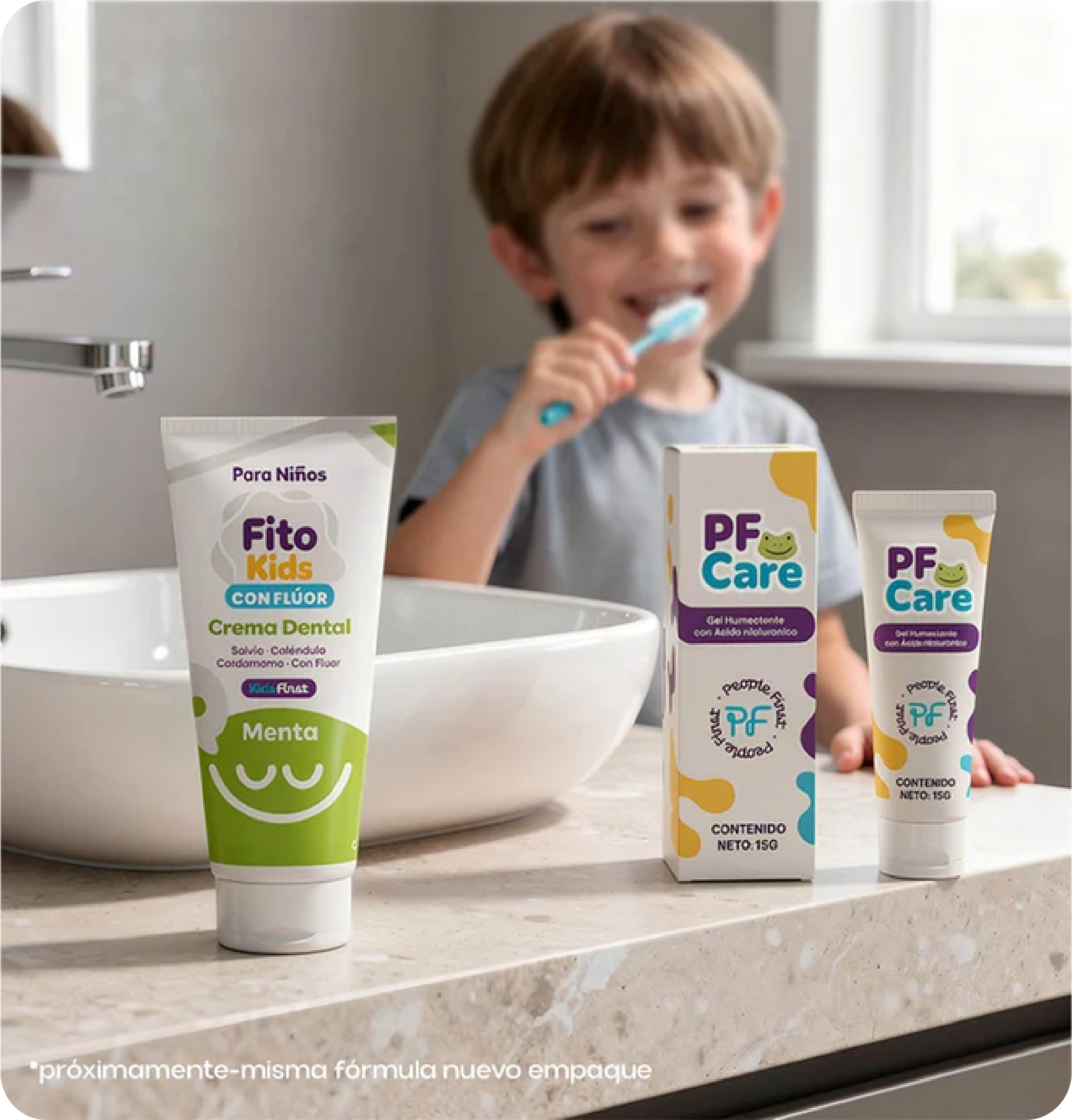 Niño cepillándose los dientes